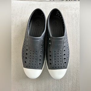 Native Jefferson Slip-On Sneakers, Unisex W size 10, M size 8 in Black/ White